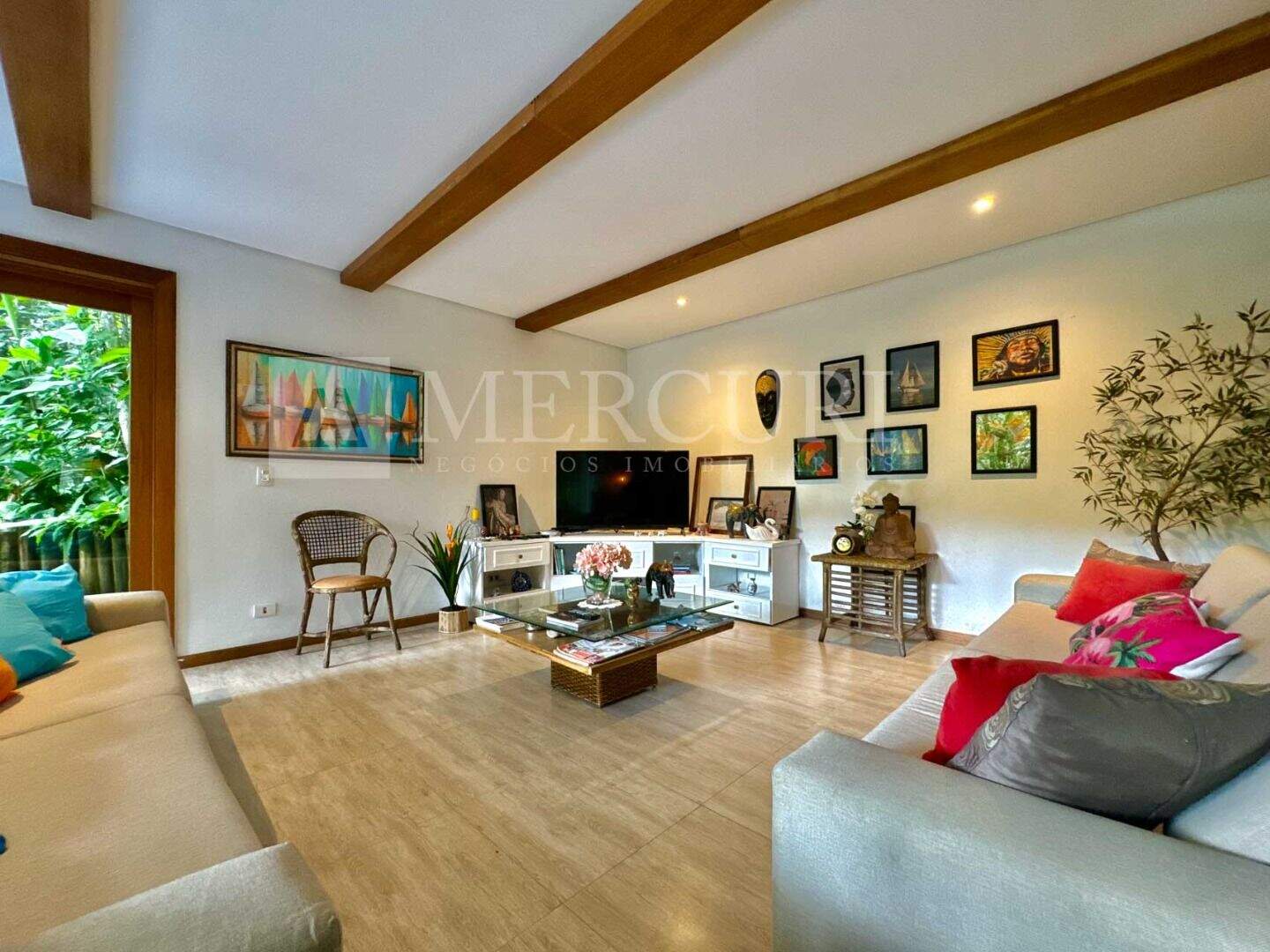 Casa à venda no Balneario Praia do Perequê: casa a venda no guarujá no condomínio granville, anunciada por imobiliárias em guarujá especializadas em imóveis exclusivos.