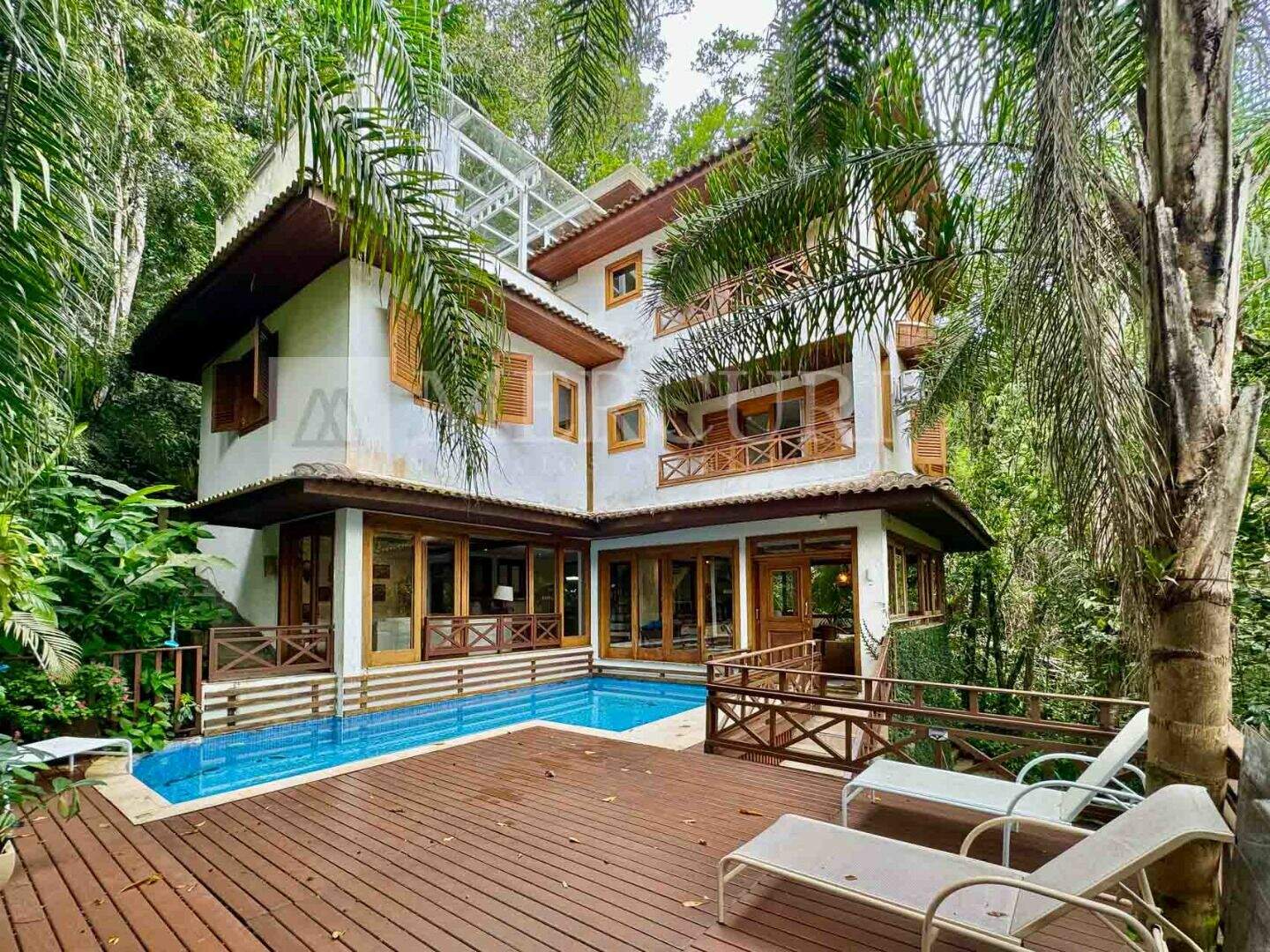 Casa à venda no Balneario Praia do Perequê: casa a venda no guarujá no condomínio granville, anunciada por imobiliárias em guarujá especializadas em imóveis exclusivos.