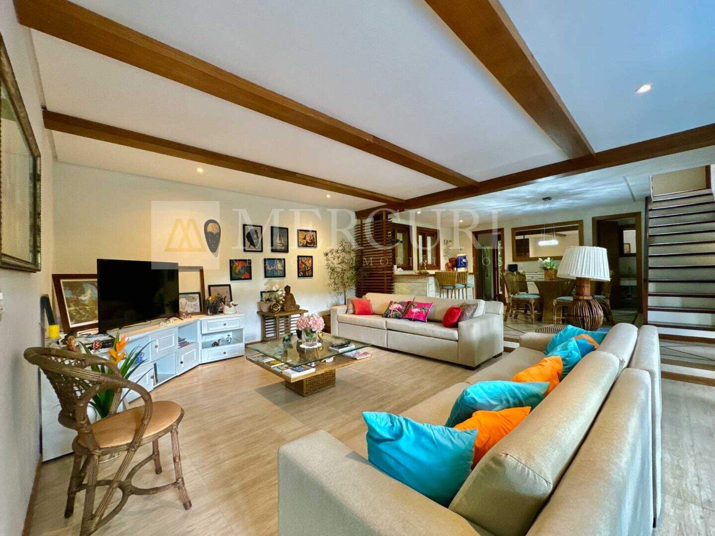 Casa à venda no Balneario Praia do Perequê: casa a venda no guarujá no condomínio granville, anunciada por imobiliárias em guarujá especializadas em imóveis exclusivos.