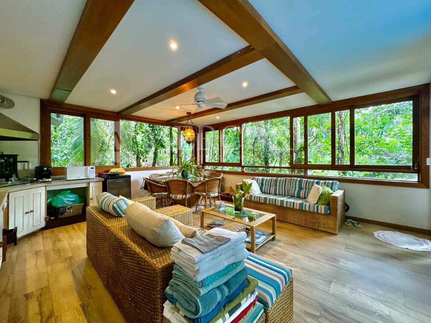 Casa à venda no Balneario Praia do Perequê: casa a venda no guarujá no condomínio granville, anunciada por imobiliárias em guarujá especializadas em imóveis exclusivos.