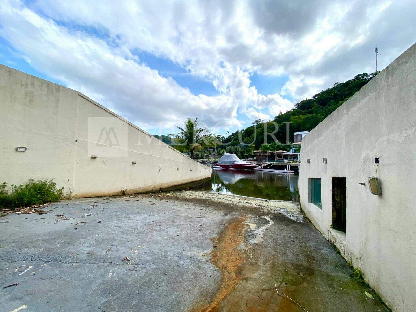 Casa à venda no Balneario Praia do Perequê: casa a venda no guarujá no condomínio mariana, anunciada por imobiliárias em guarujá especializadas em imóveis de luxo.
