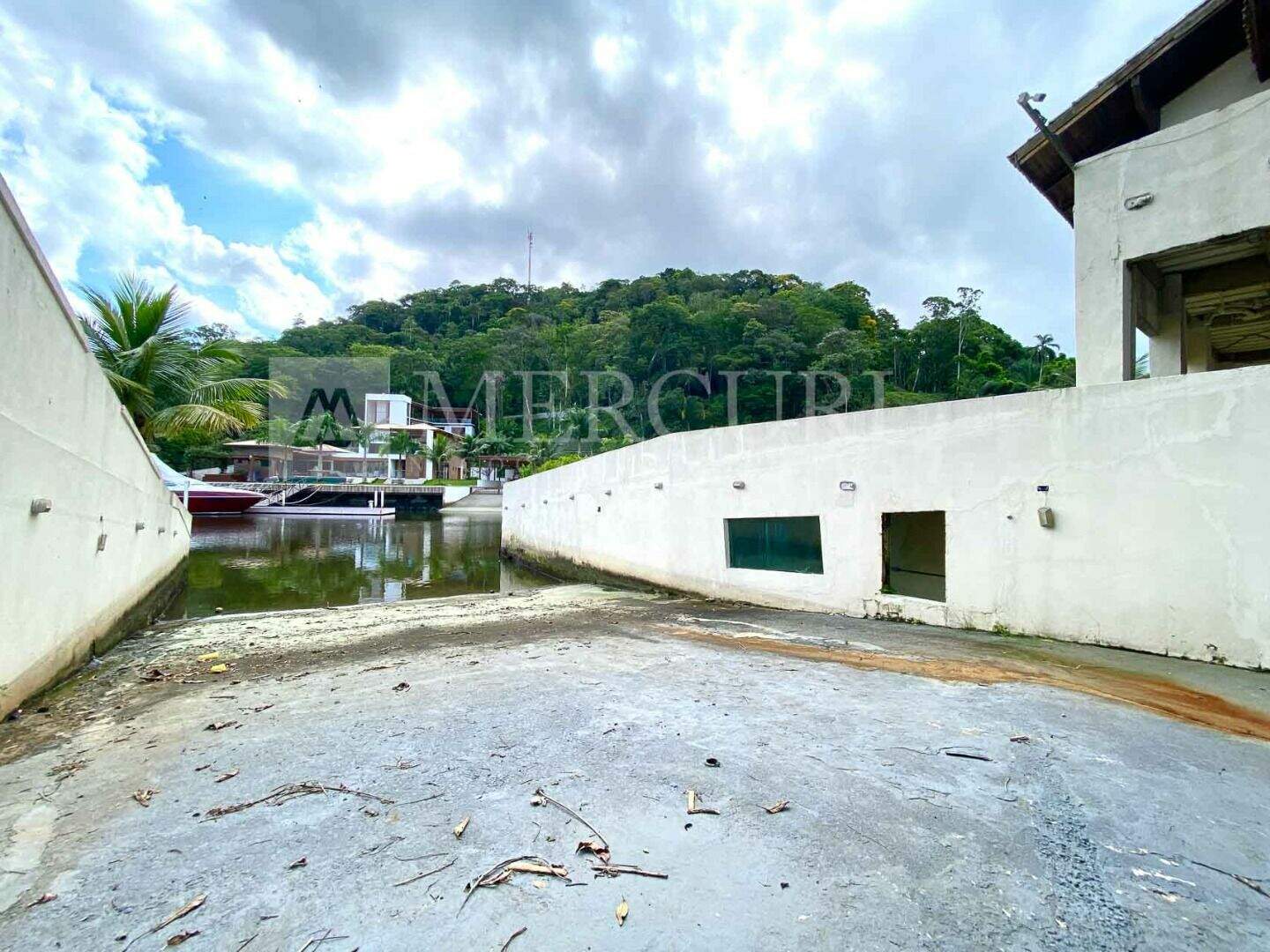Casa à venda no Balneario Praia do Perequê: casa a venda no guarujá no condomínio mariana, anunciada por imobiliárias em guarujá especializadas em imóveis de luxo.