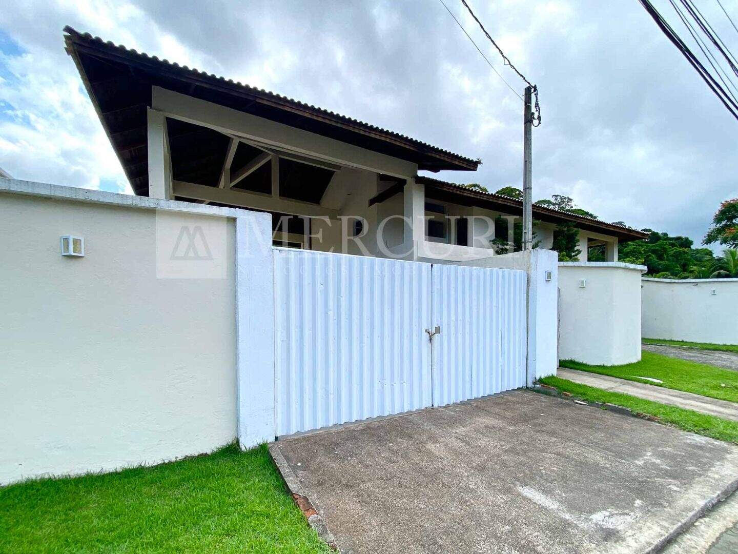 Casa à venda no Balneario Praia do Perequê: casa a venda no guarujá no condomínio mariana, anunciada por imobiliárias em guarujá especializadas em imóveis de luxo.