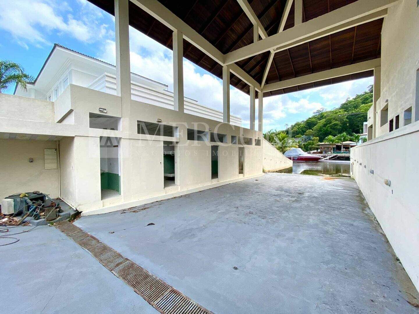 Casa à venda no Balneario Praia do Perequê: casa a venda no guarujá no condomínio mariana, anunciada por imobiliárias em guarujá especializadas em imóveis de luxo.