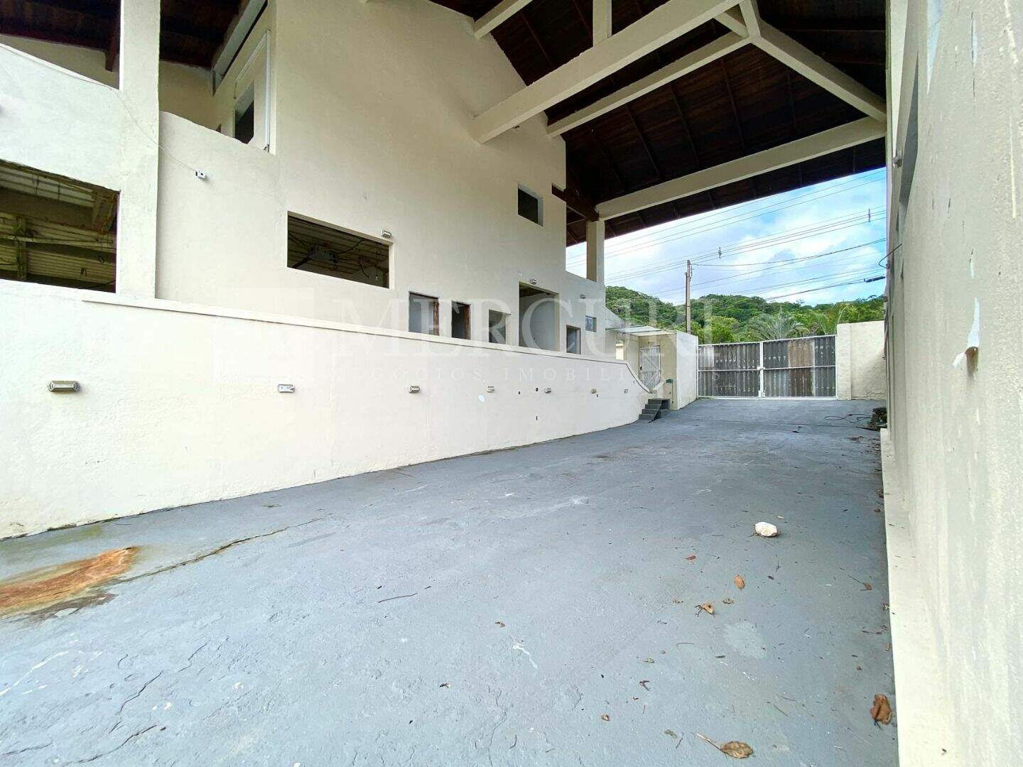 Casa à venda no Balneario Praia do Perequê: casa a venda no guarujá no condomínio mariana, anunciada por imobiliárias em guarujá especializadas em imóveis de luxo.