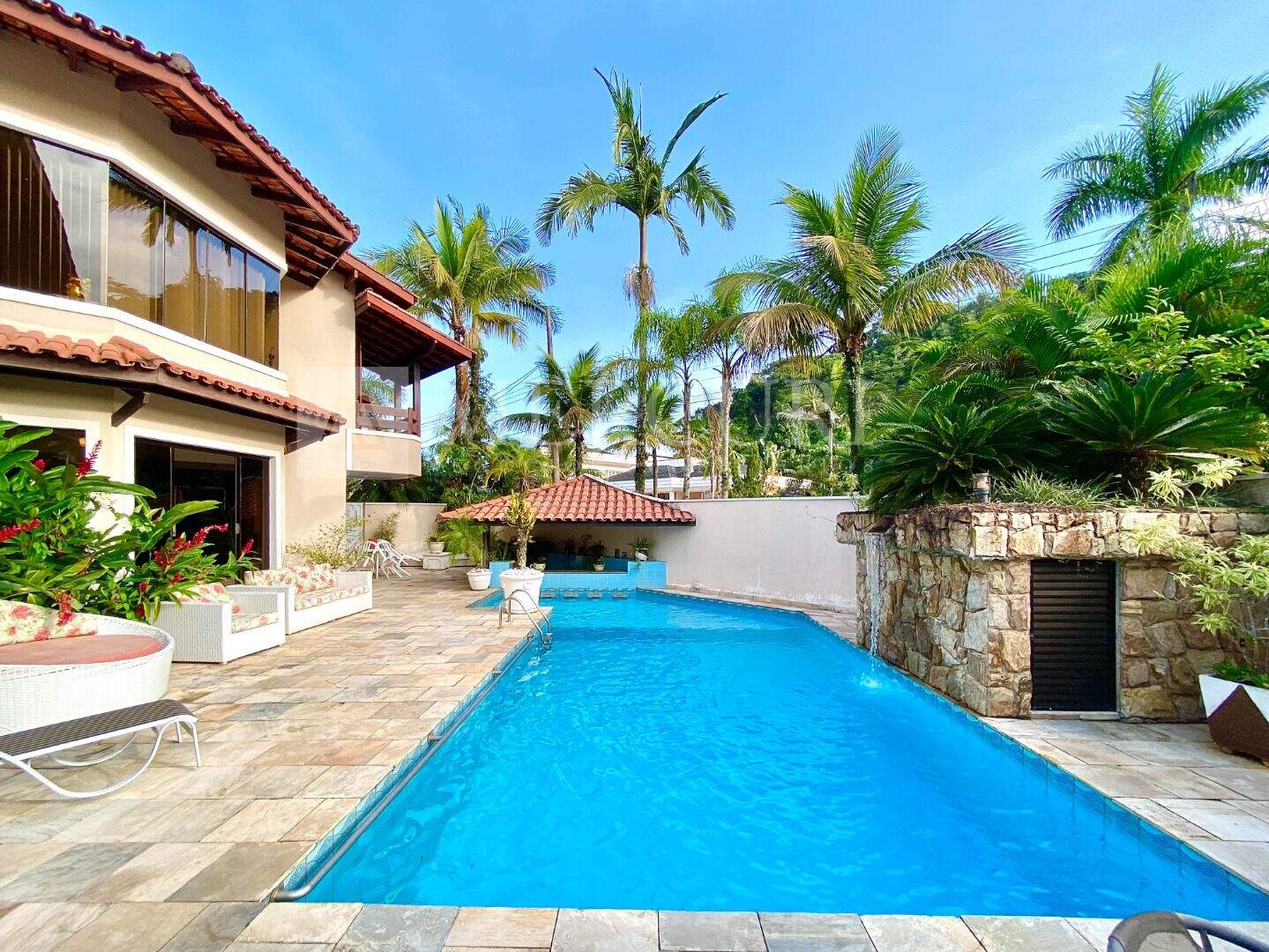 Casa à venda no Balneário Praia do Pernambuco: 1. casa a venda no guarujá localizada no jardim pernambuco, disponível em imobiliárias em guarujá referência no litoral.