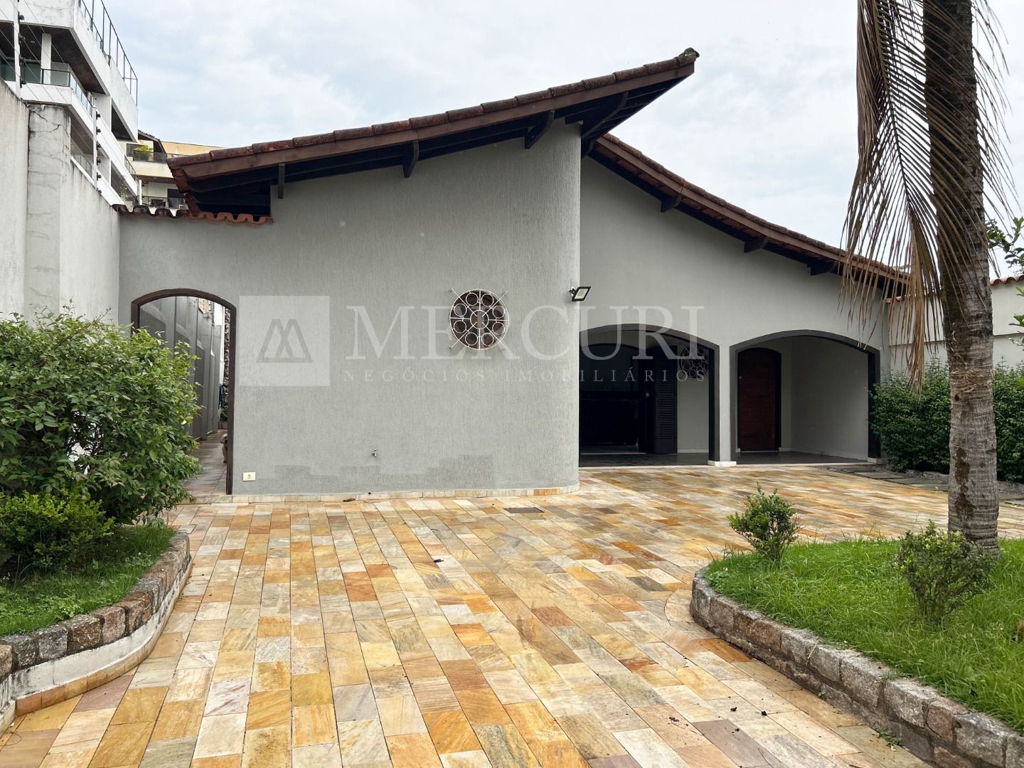 Casa à venda no Enseada: Encontre a sua casa a venda no Guarujá na Praia da Enseada, com as melhores oportunidades das imobiliarias no Guarujá.