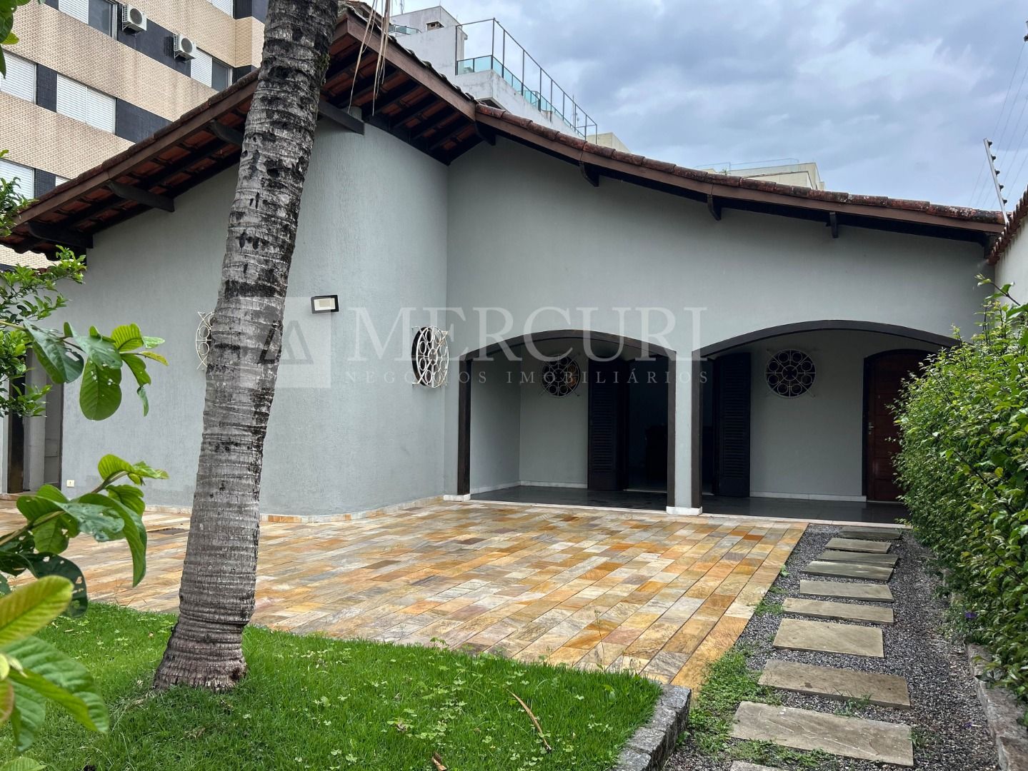 Casa à venda no Enseada: Encontre a sua casa a venda no Guarujá na Praia da Enseada, com as melhores oportunidades das imobiliarias no Guarujá.
