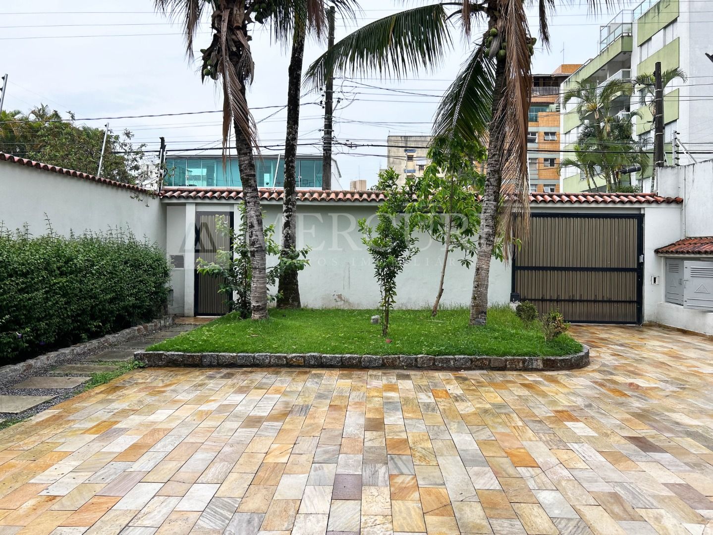 Casa à venda no Enseada: Encontre a sua casa a venda no Guarujá na Praia da Enseada, com as melhores oportunidades das imobiliarias no Guarujá.