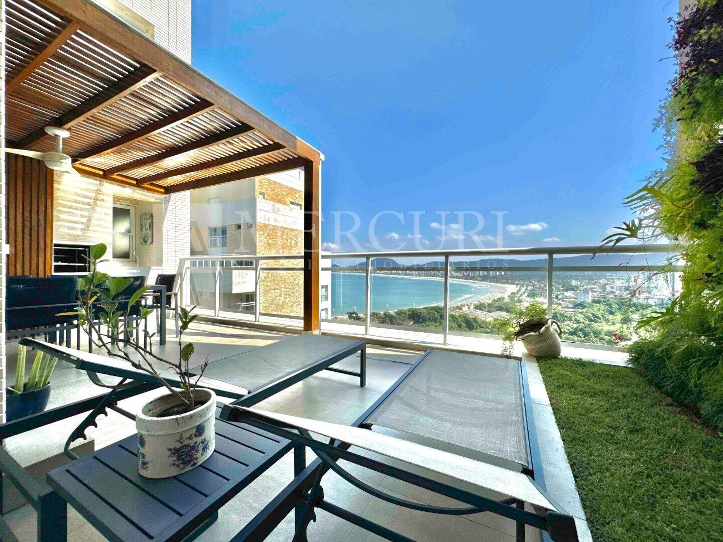 Cobertura à venda no Enseada: Luxuosas coberturas a venda no Guarujá na Praia da Enseada, com vistas panorâmicas, através de imobiliárias em Guarujá.