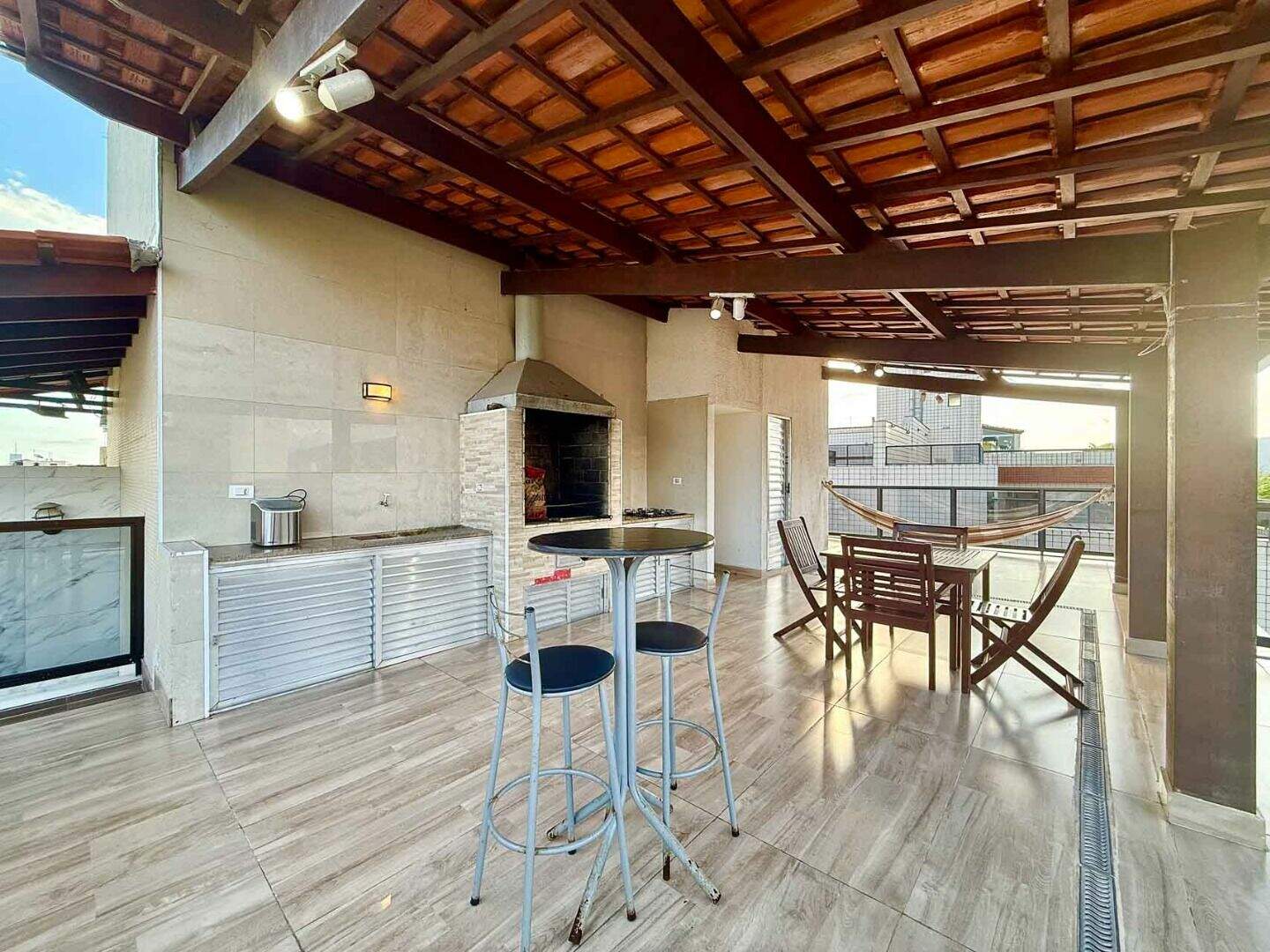 Cobertura à venda no Enseada: Luxuosas coberturas a venda no Guarujá na Praia da Enseada, com vistas panorâmicas, através de imobiliárias em Guarujá.