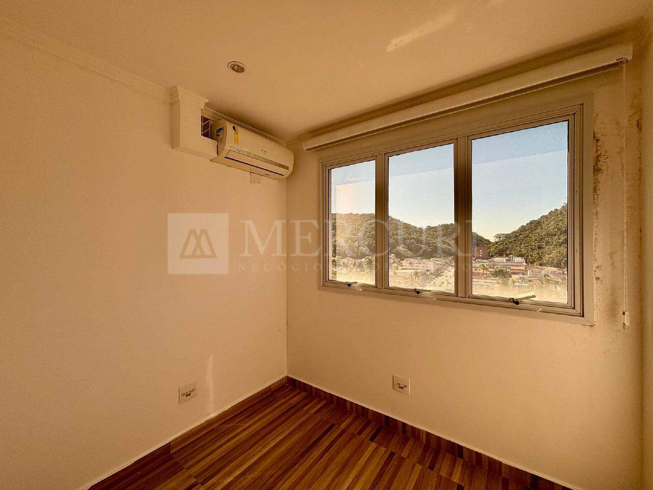 Sala à venda no Pitangueiras: 