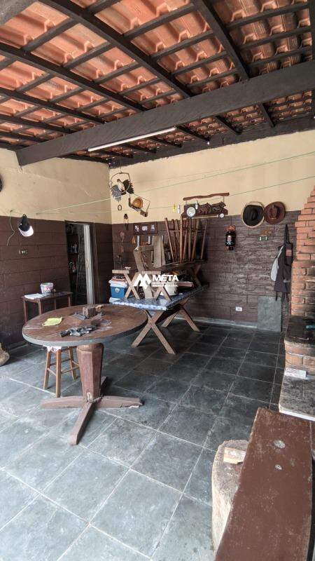 Casa à venda no Jardim Pinheirinho: VARANDA 