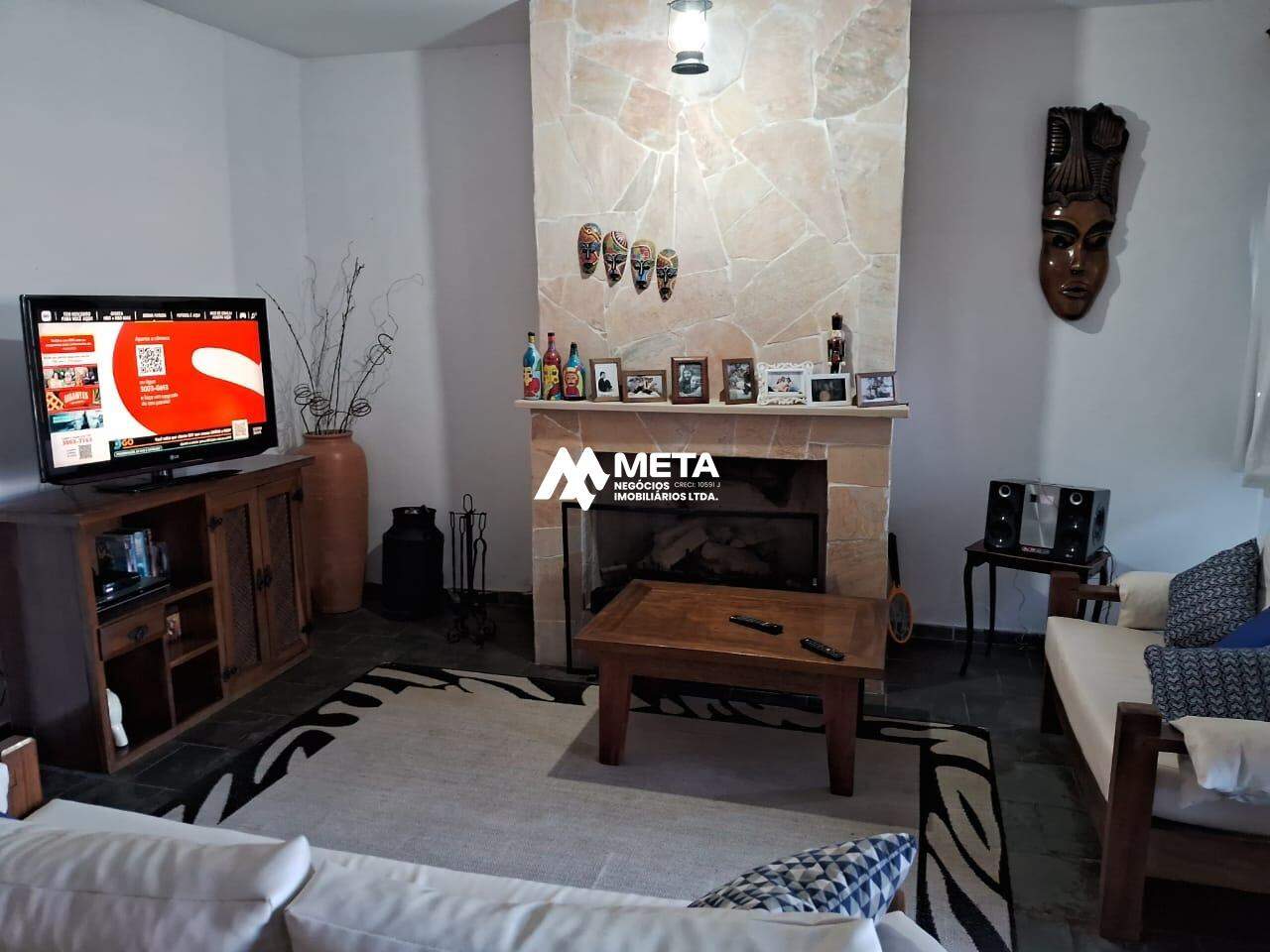 Casa à venda no Estancia de Embuarama: SALA DE ESTRA COM LAREIRA
