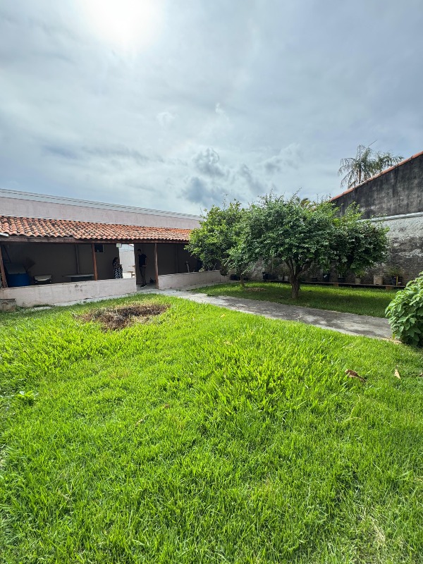 Casa à venda no Jardim Bela Vista: Quintal gramado