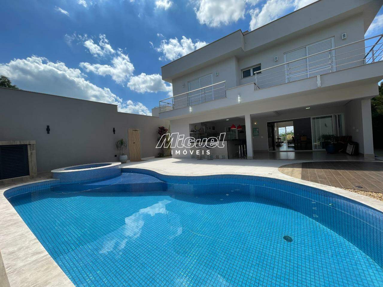 Casa em Condomínio à venda no Morato: 