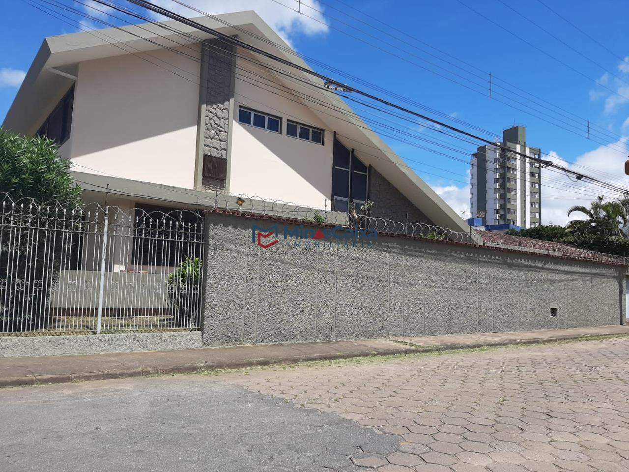 Casa à venda com 4 quartos, 300m² - Foto 2