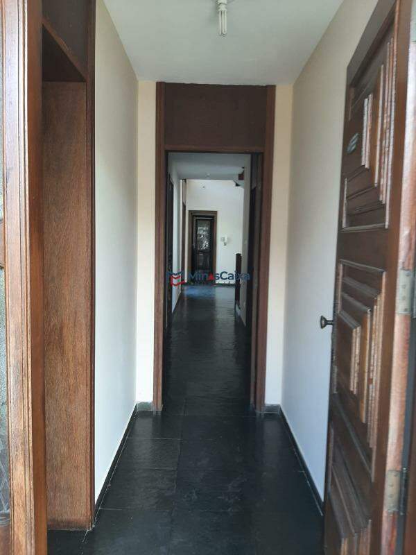 Casa à venda com 4 quartos, 300m² - Foto 4