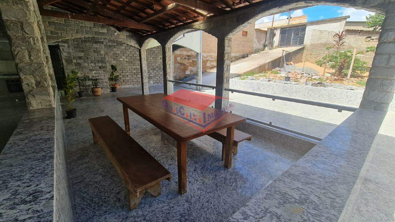 Casa à venda com 3 quartos, 329m² - Foto 1