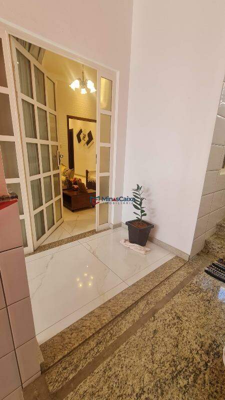 Casa à venda com 3 quartos, 124m² - Foto 2