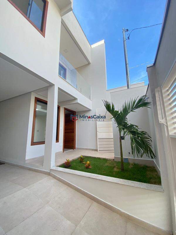 Casa à venda com 3 quartos, 200m² - Foto 1