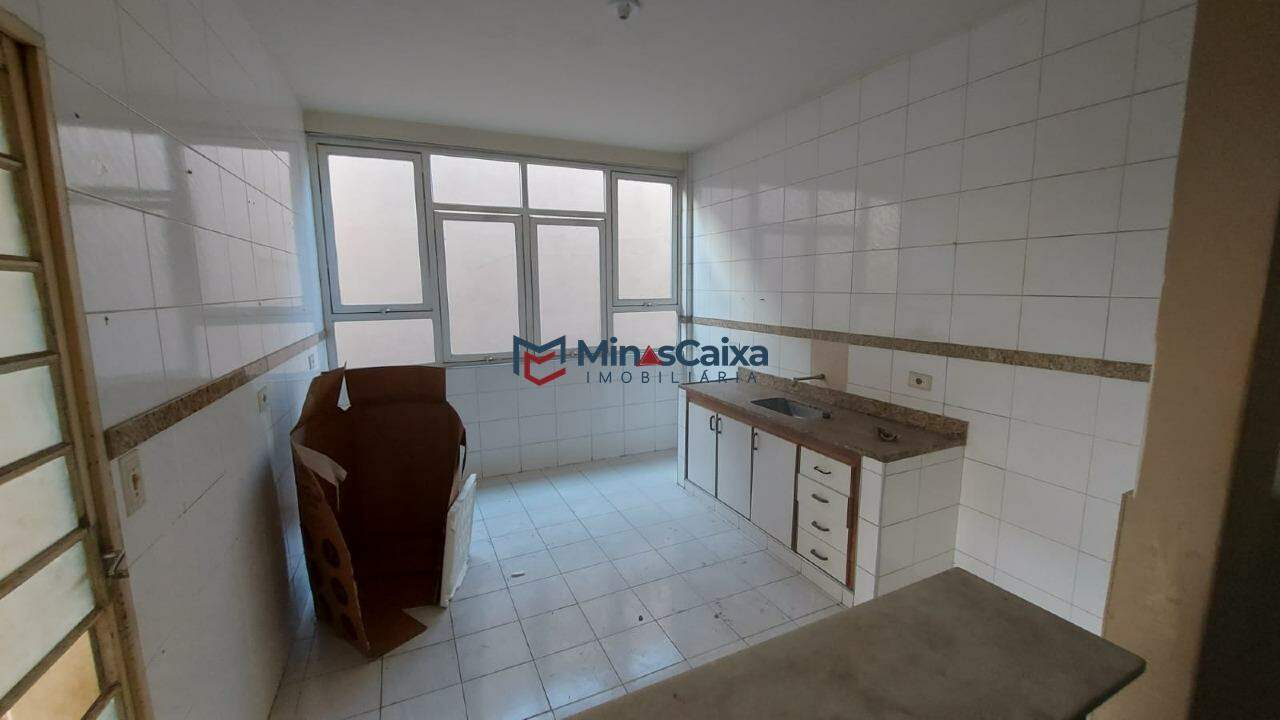 Casa à venda com 6 quartos, 350m² - Foto 3