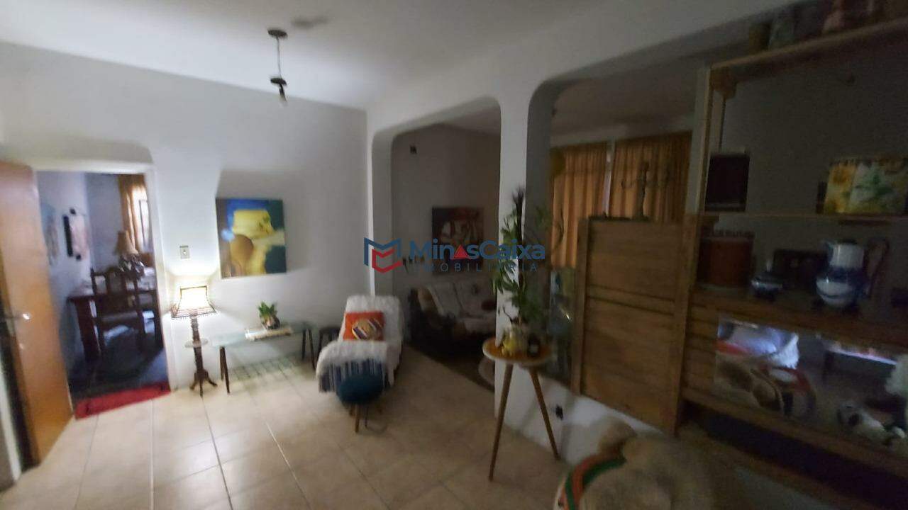 Casa à venda com 6 quartos, 350m² - Foto 2