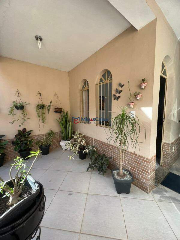 Casa à venda com 3 quartos, 200m² - Foto 2