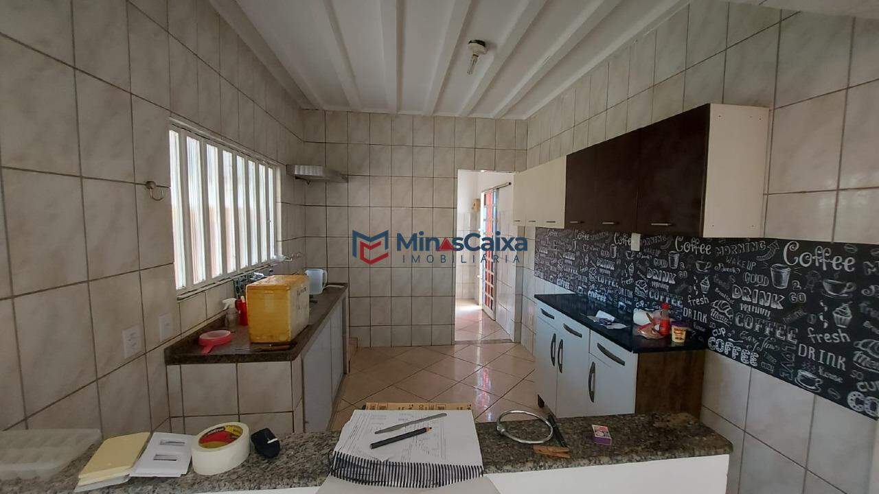 Casa à venda com 4 quartos, 200m² - Foto 4