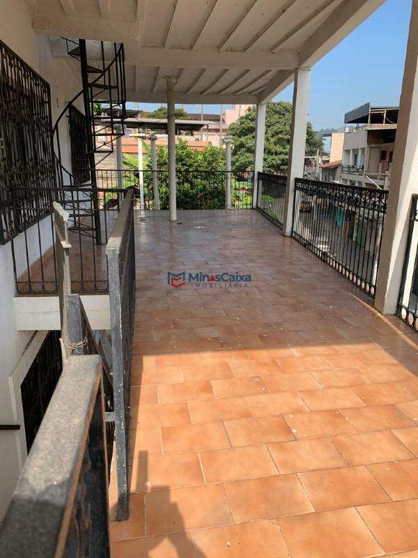 Casa para alugar com 4 quartos, 300m² - Foto 4