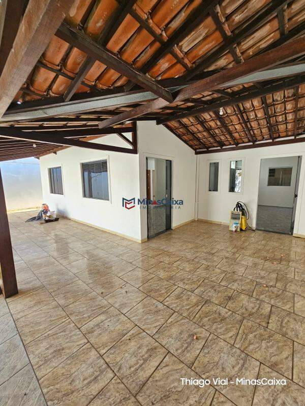 Casa à venda com 3 quartos, 240m² - Foto 2