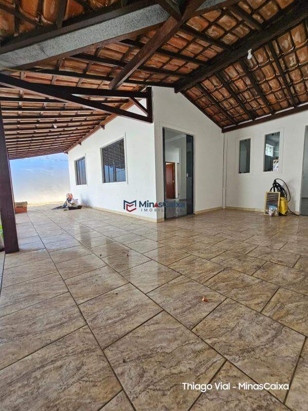 Casa à venda com 3 quartos, 240m² - Foto 3