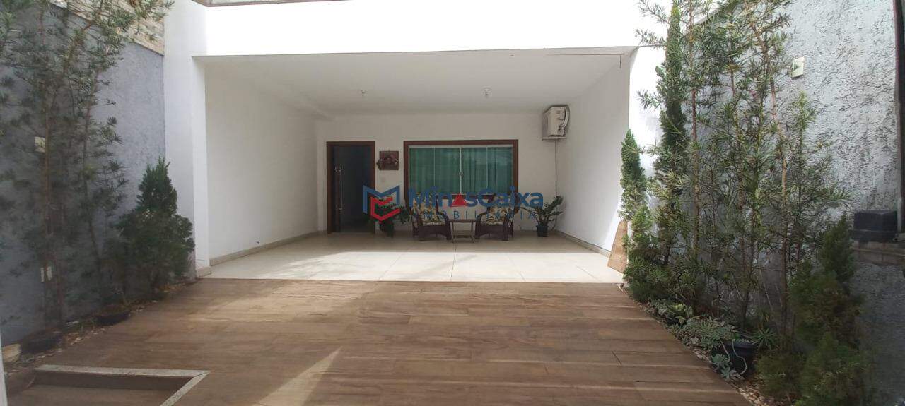 Casa à venda com 3 quartos, 233m² - Foto 2