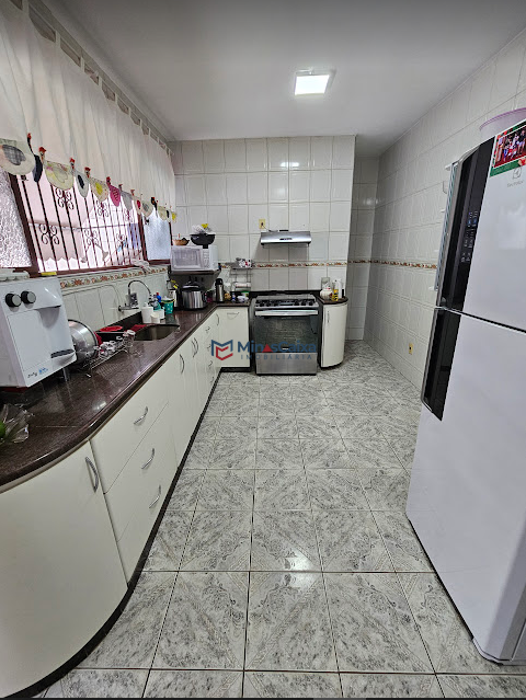 Casa à venda com 4 quartos, 194m² - Foto 1