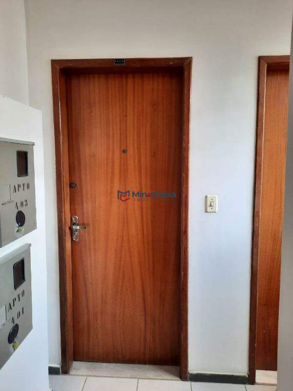 Apartamento à venda com 3 quartos, 81m² - Foto 2