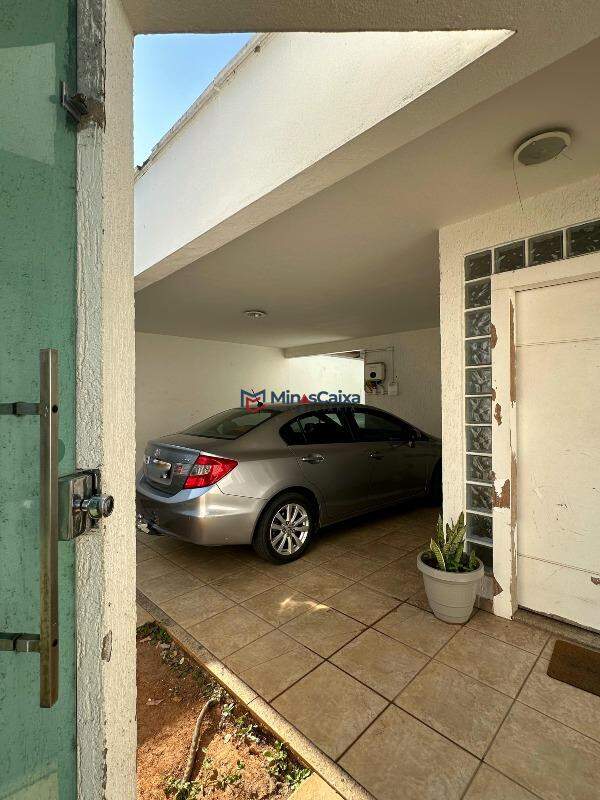 Casa à venda com 3 quartos, 300m² - Foto 2