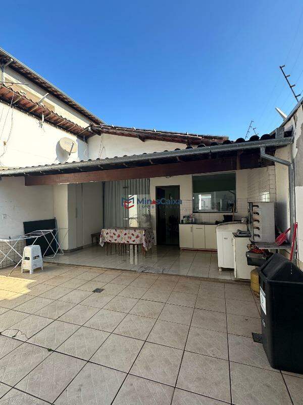 Casa à venda com 3 quartos, 300m² - Foto 17