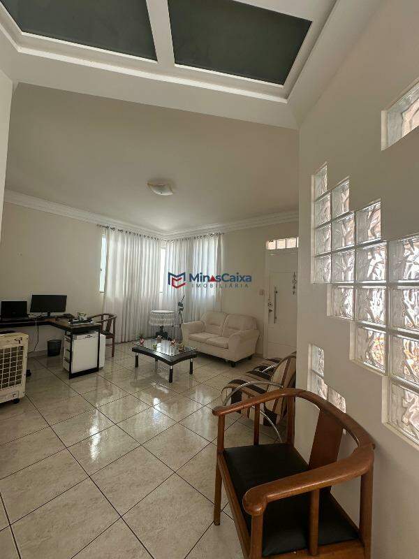 Casa à venda com 3 quartos, 300m² - Foto 1