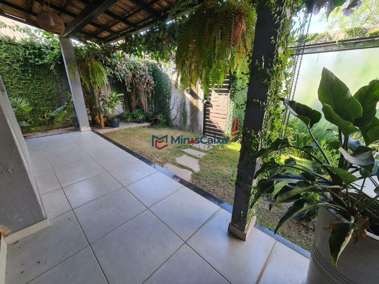 Casa para alugar com 5 quartos, 265m² - Foto 1