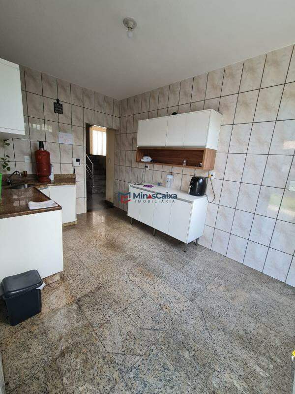 Casa para alugar com 5 quartos, 265m² - Foto 18