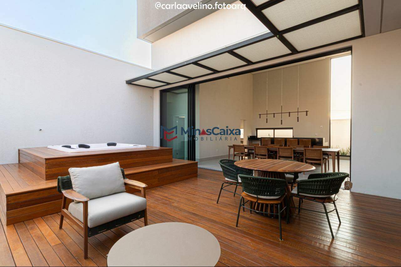 Casa à venda com 3 quartos, 217m² - Foto 1