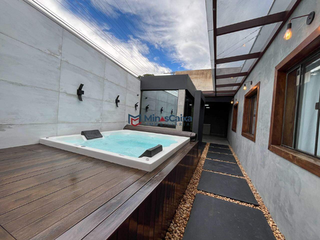 Casa à venda com 3 quartos, 200m² - Foto 1