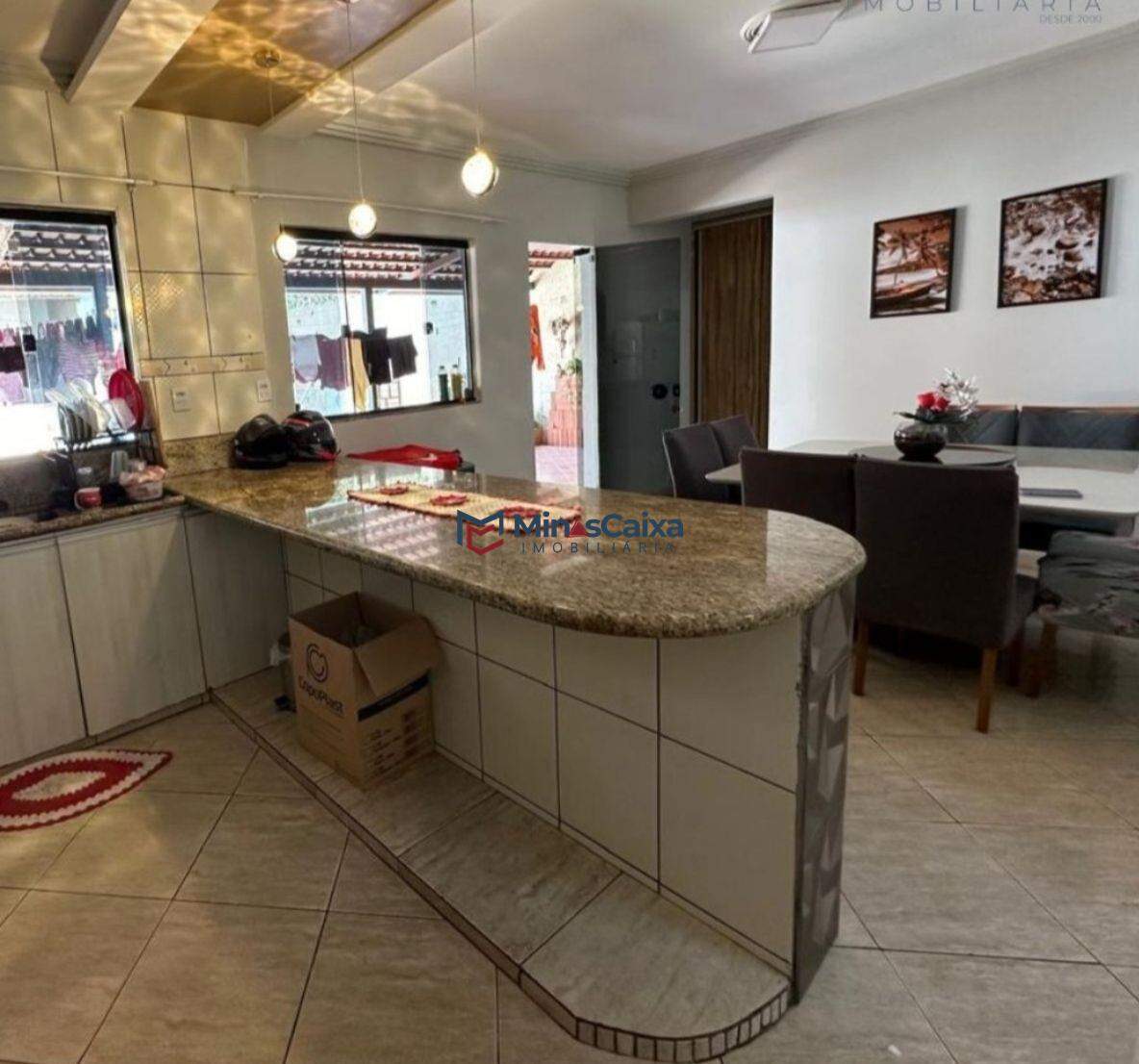 Casa à venda com 5 quartos, 150m² - Foto 2