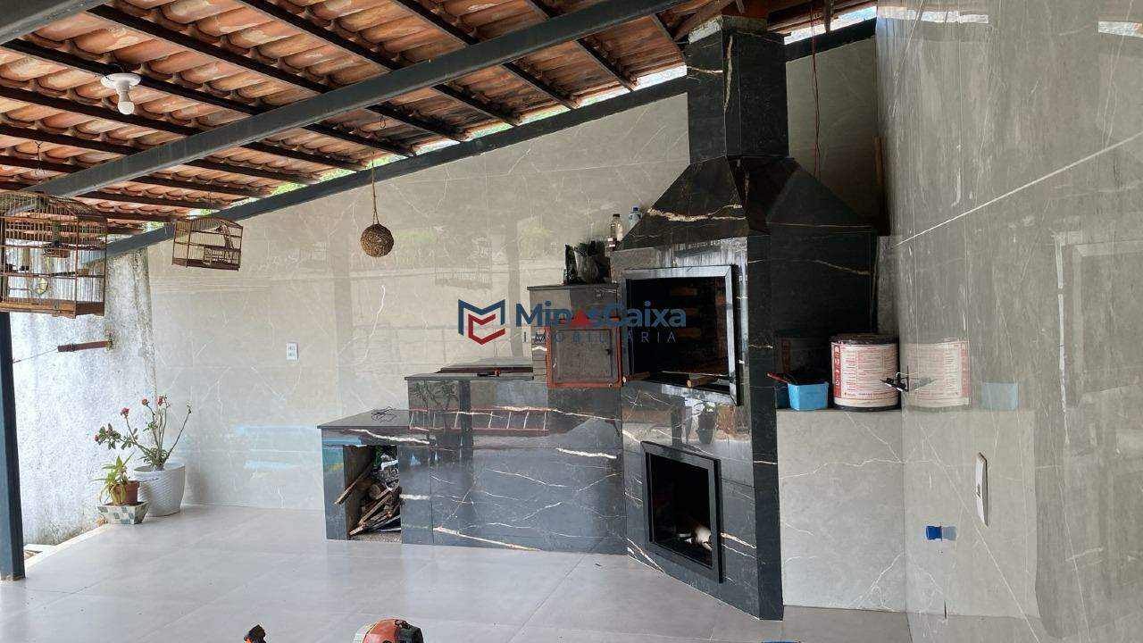Casa à venda com 5 quartos, 150m² - Foto 1