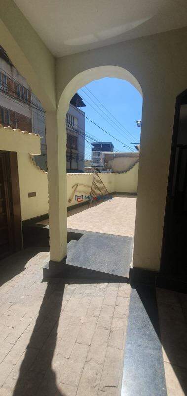 Casa à venda com 3 quartos, 200m² - Foto 2