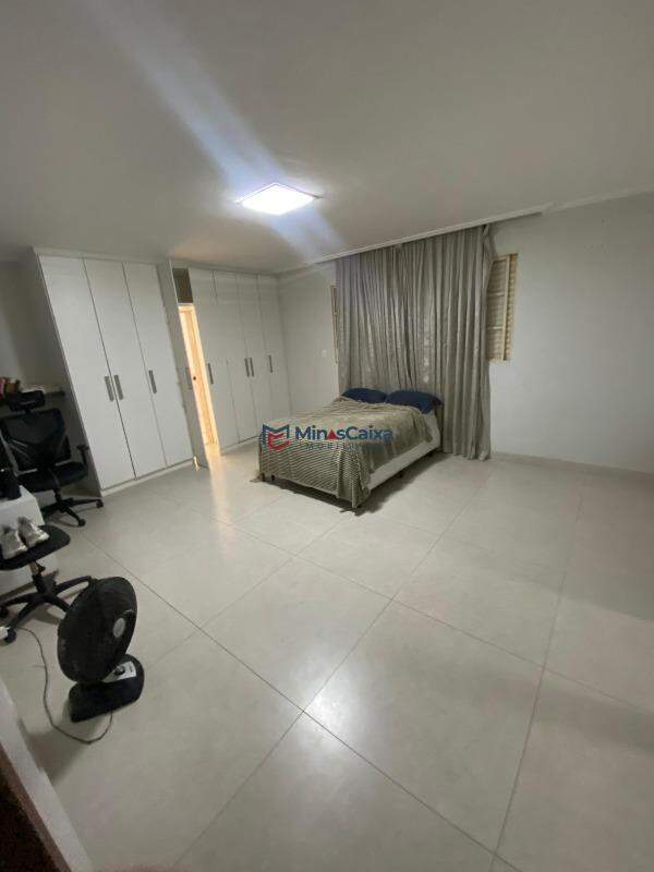 Casa à venda com 4 quartos, 250m² - Foto 14