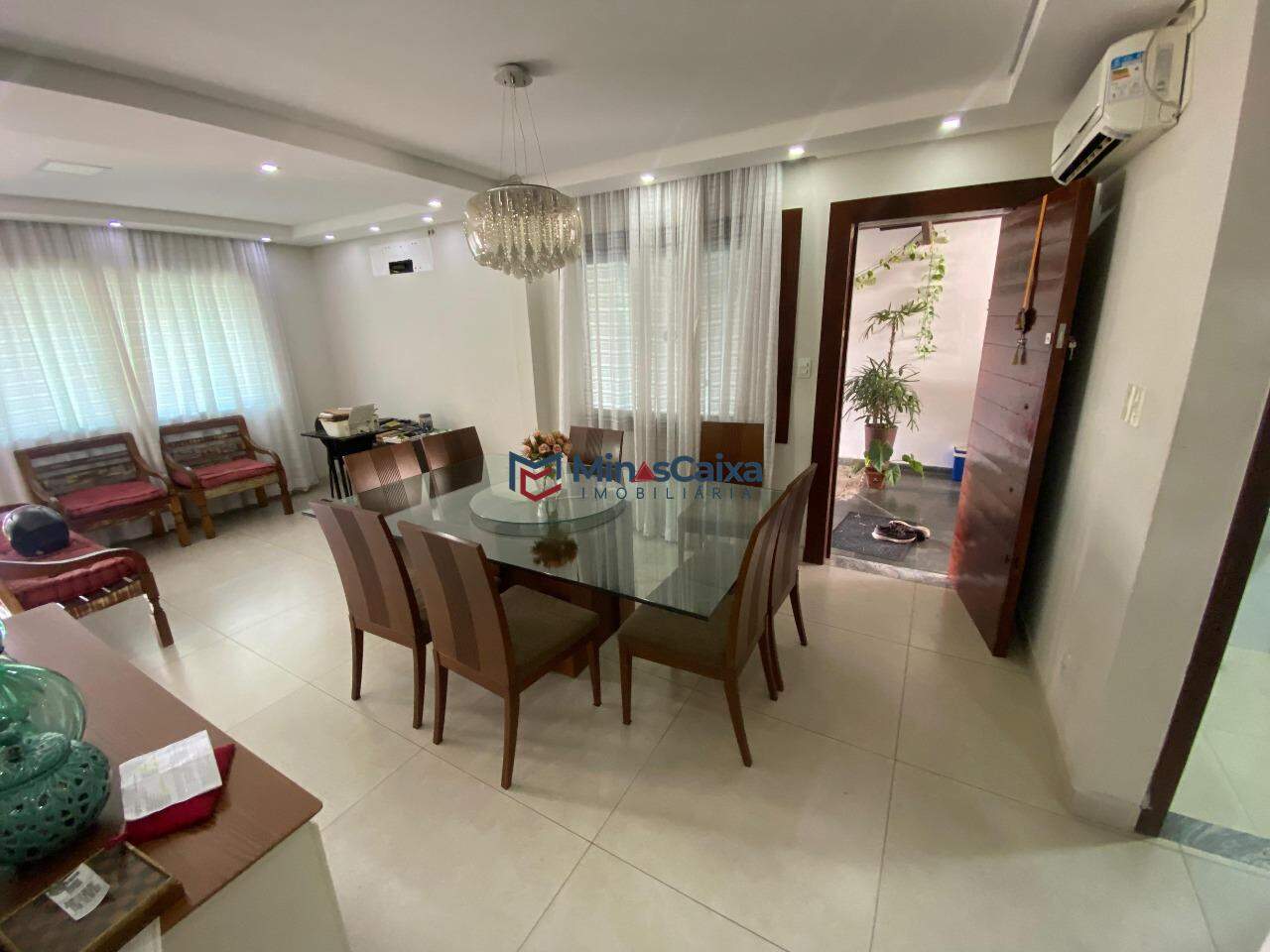 Casa à venda com 4 quartos, 250m² - Foto 1