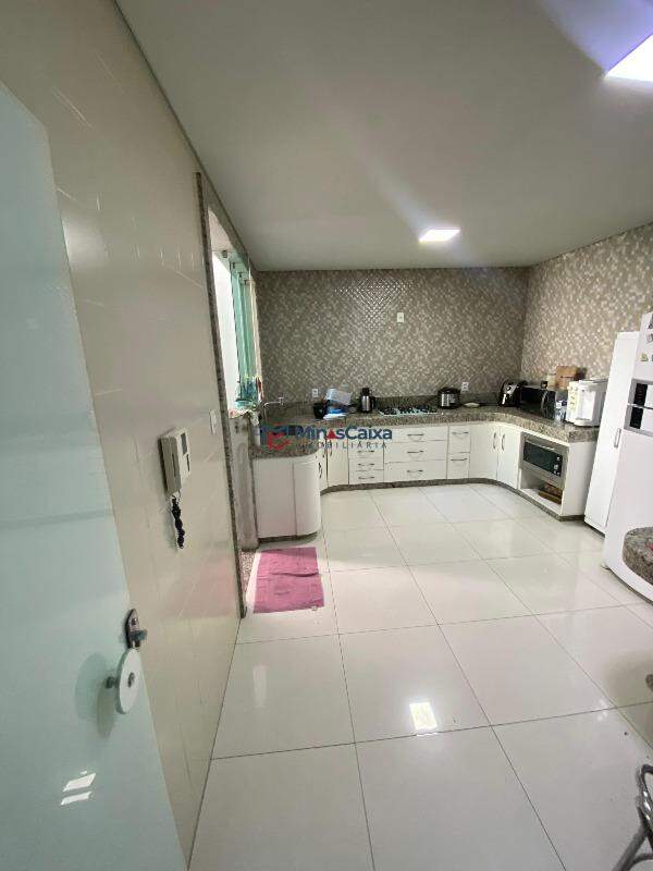 Casa à venda com 4 quartos, 250m² - Foto 2