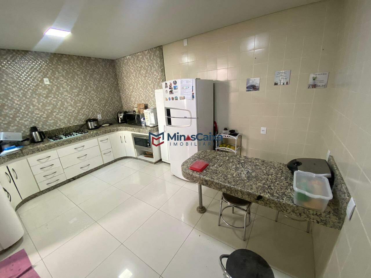 Casa à venda com 4 quartos, 250m² - Foto 4