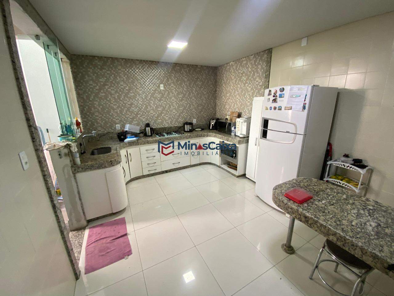 Casa à venda com 4 quartos, 250m² - Foto 3